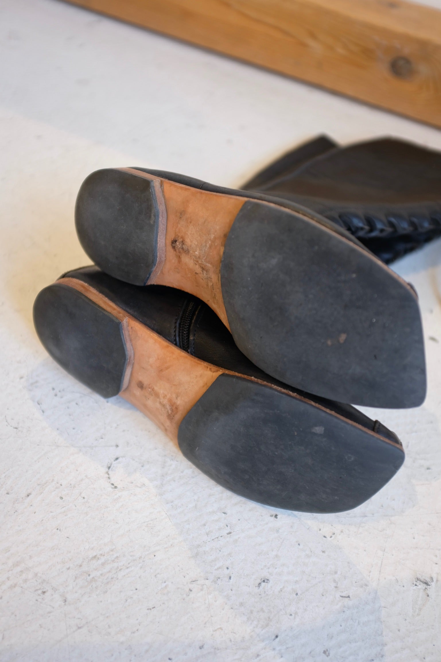 Pre-loved / Cydwoq Black Leather Boots / Size 38