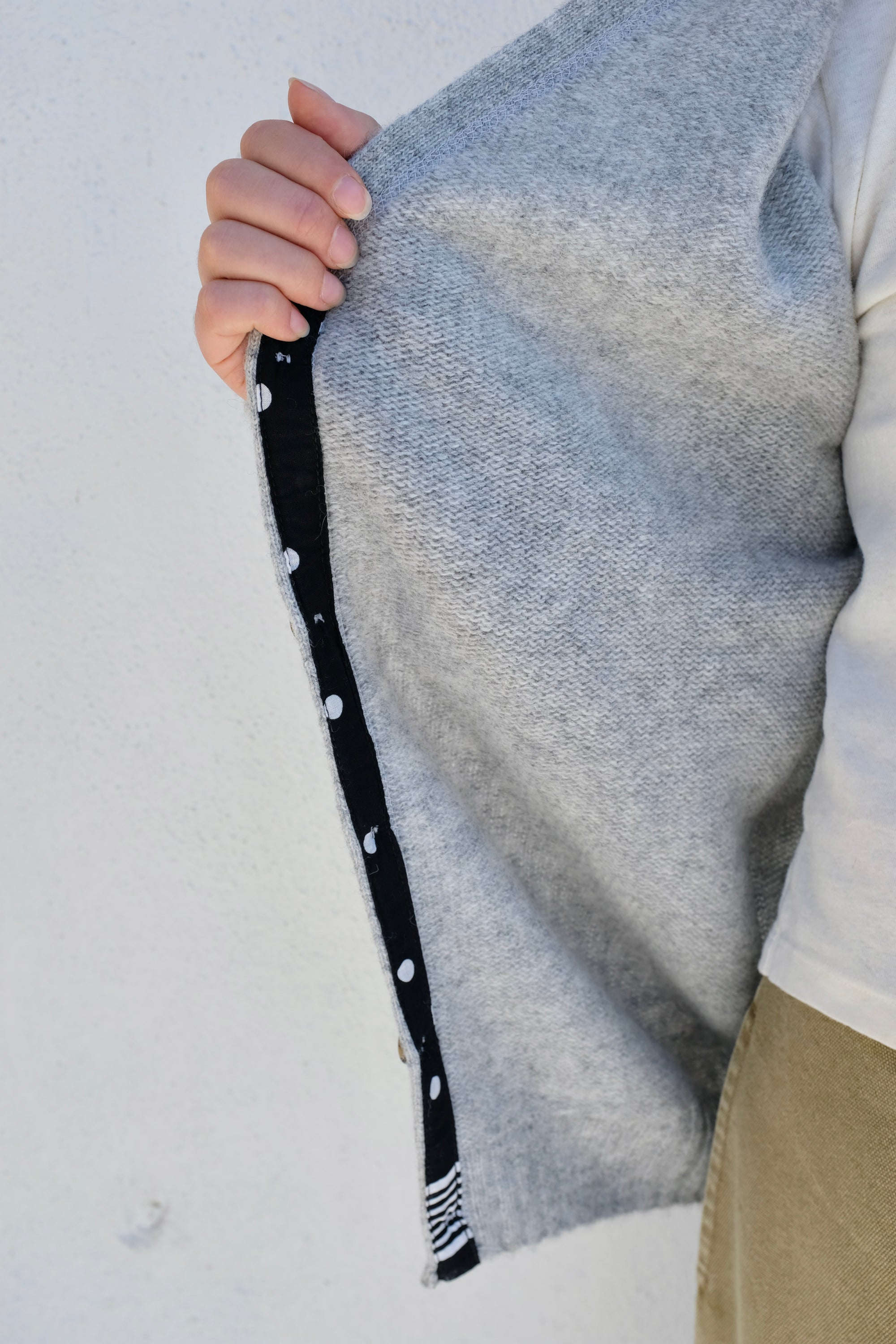 La Fetiche Beaton V Neck Cardigan / Light Grey