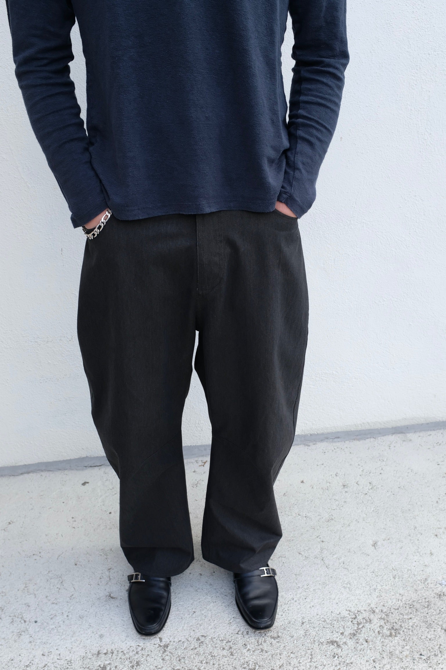 7115 by Szeki Signature Curved Legged Trouser / Black