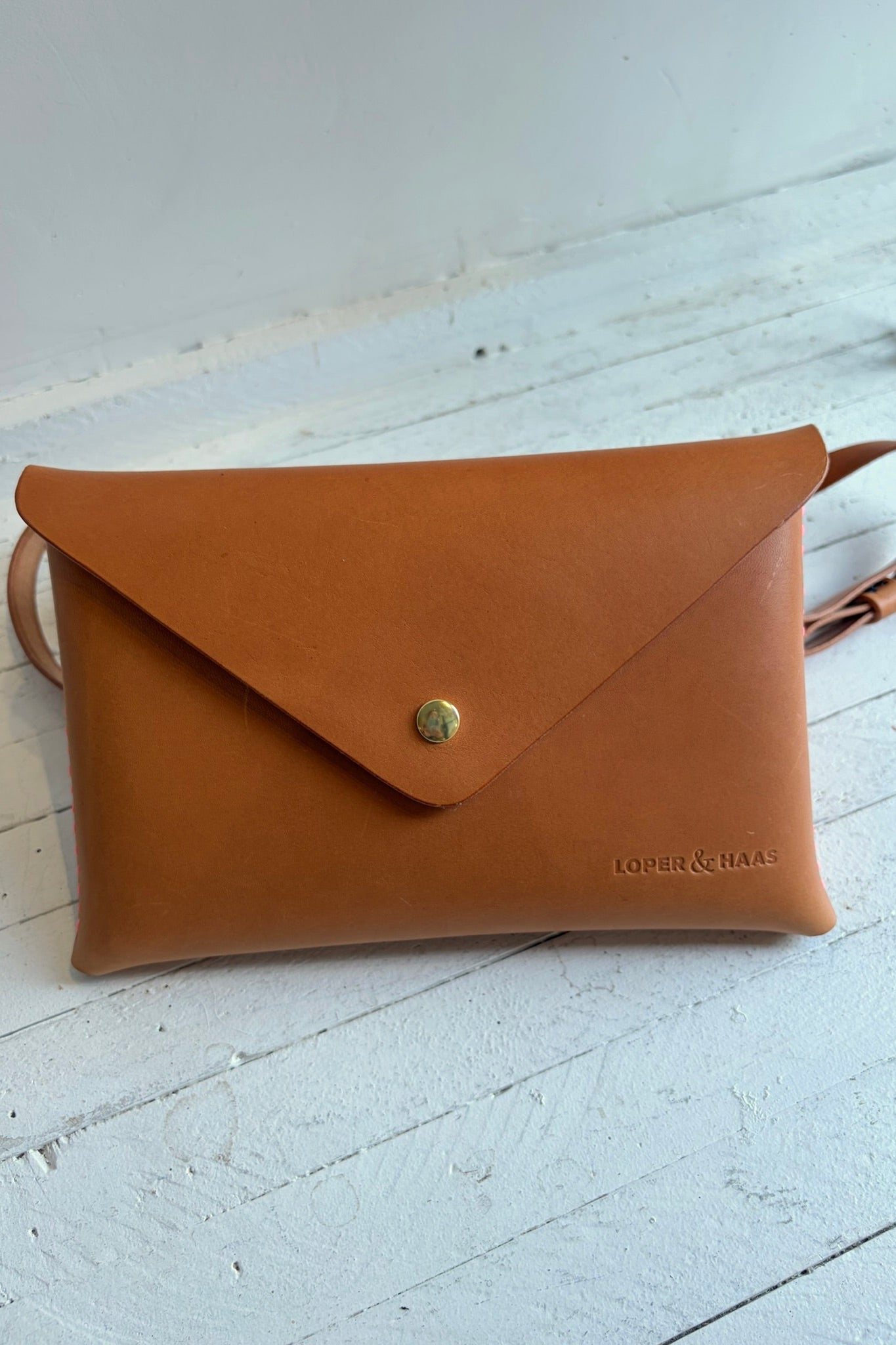 Day Off Plus Bag / Premium Italian Natural Veg Tan + Neon Pink Stitching