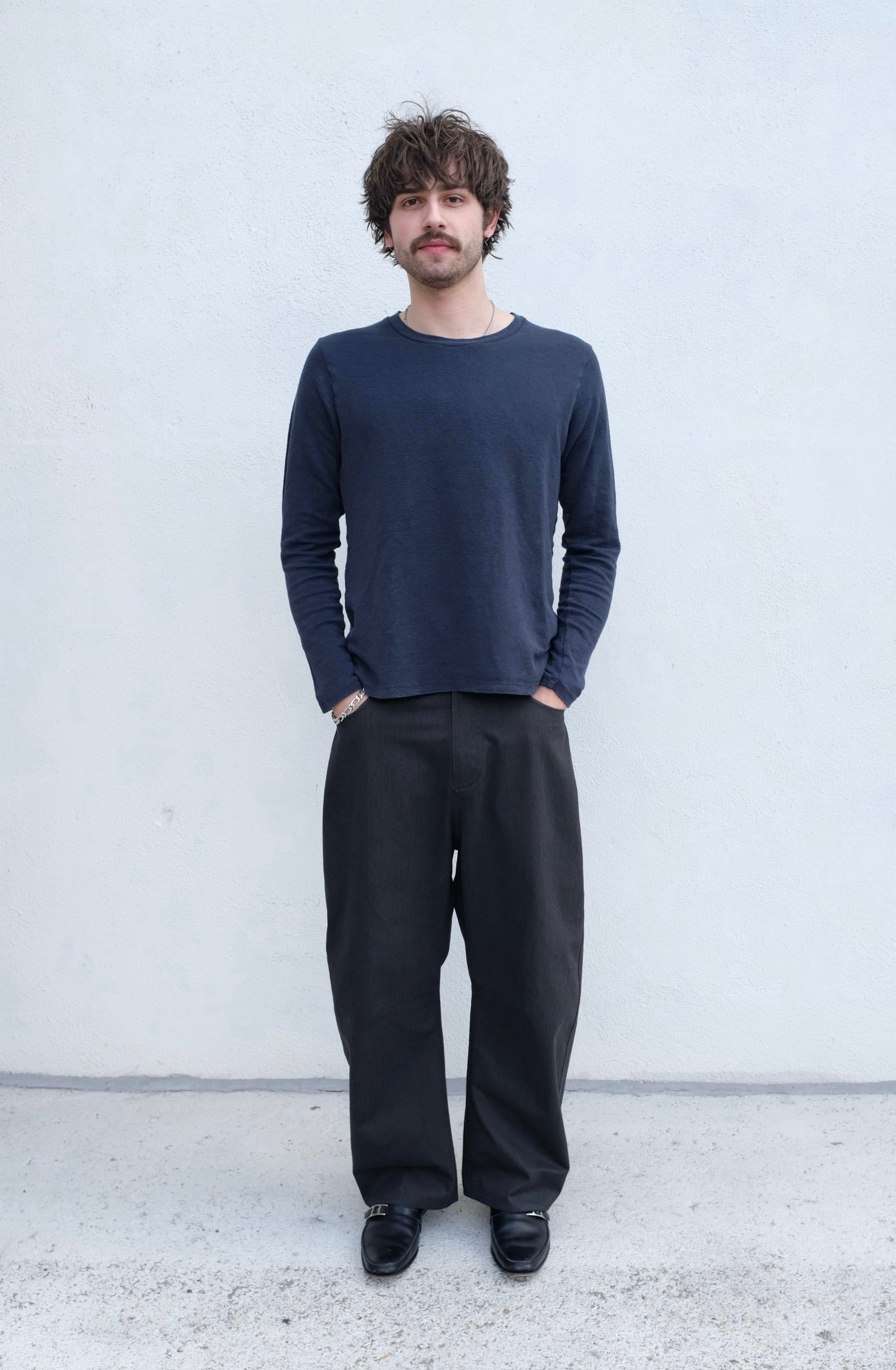 7115 by Szeki Signature Curved Legged Trouser / Black