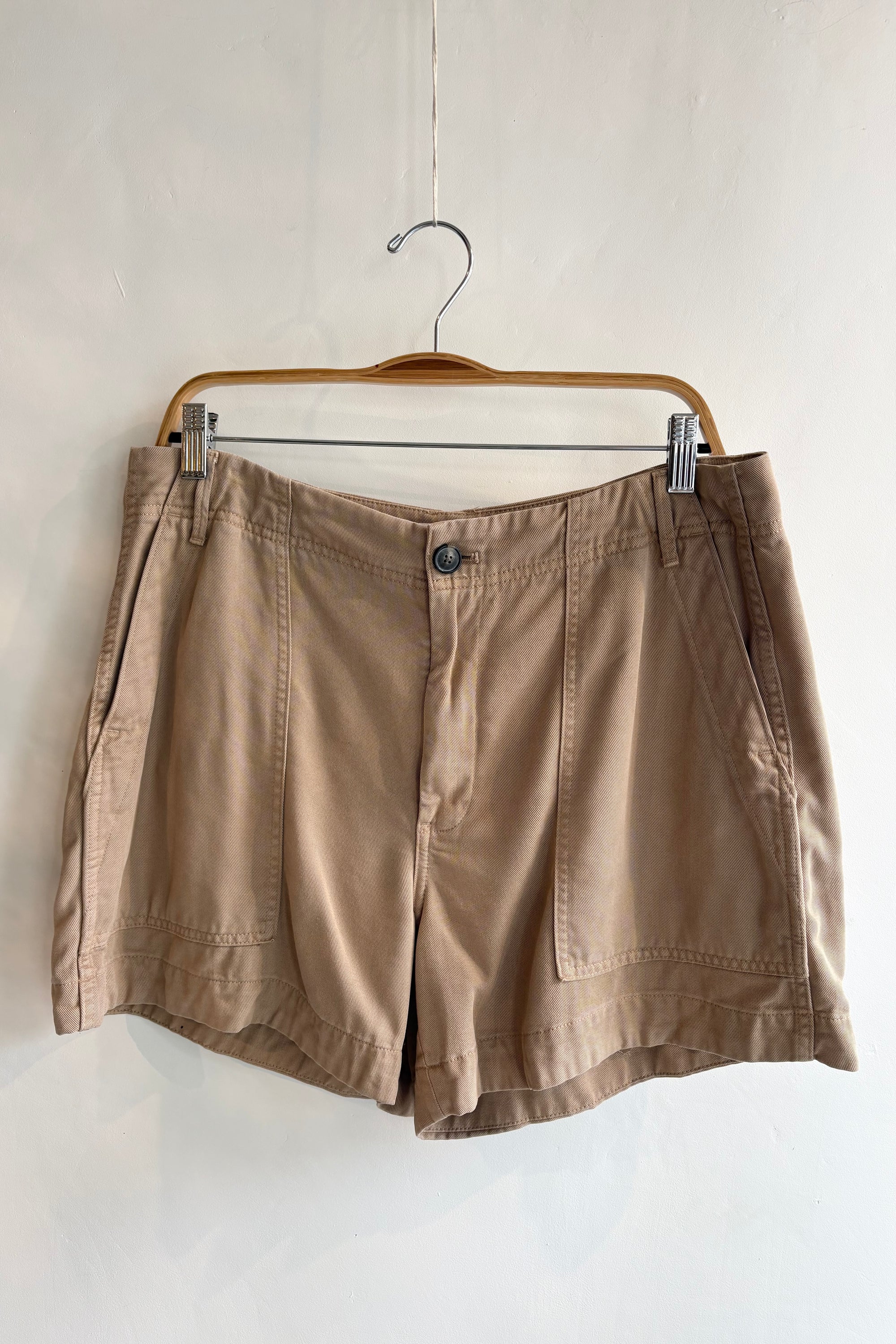 Pre-Loved / Everlane Shorts / Khaki Tan / Size 12