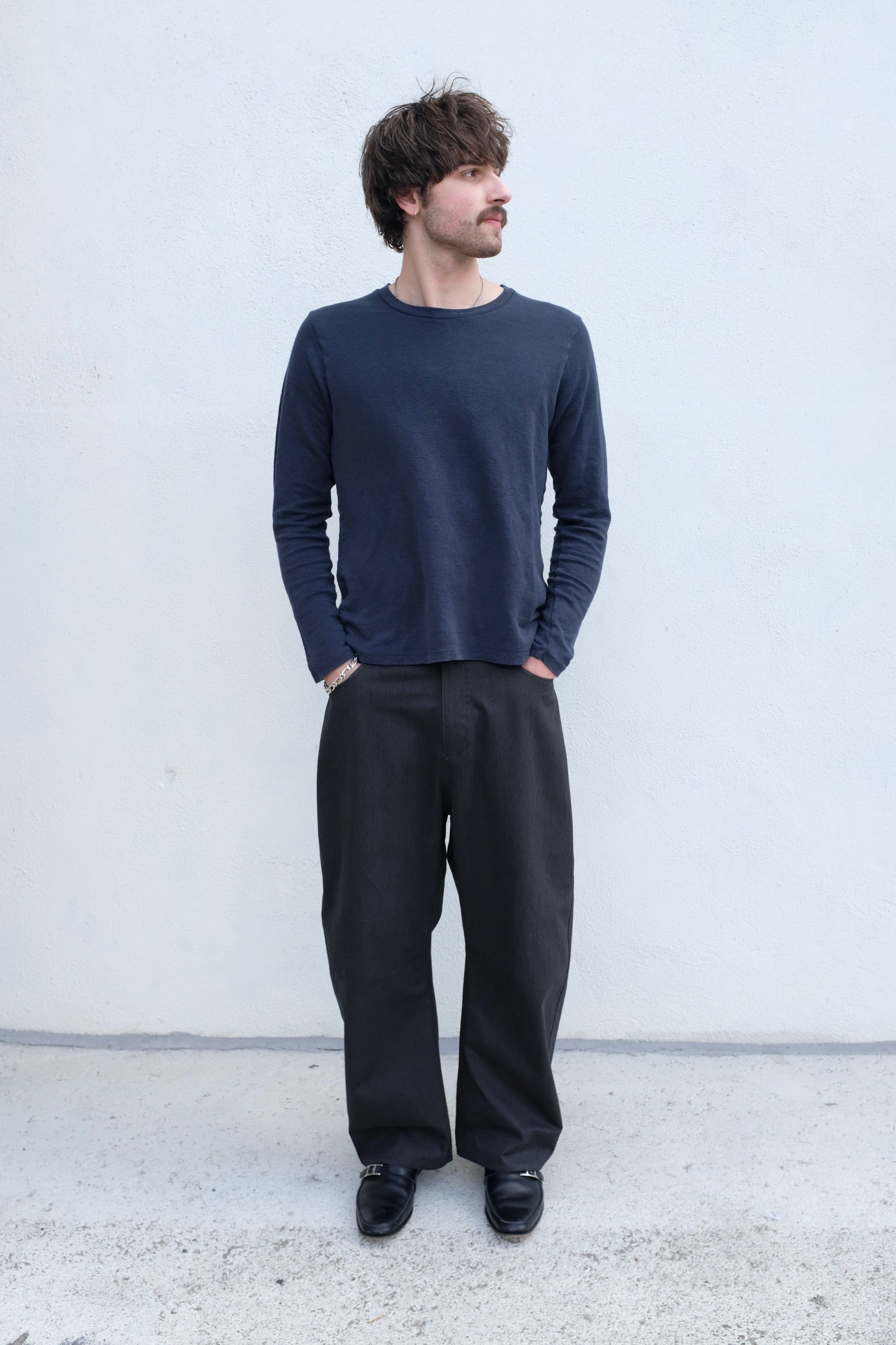 7115 by Szeki Signature Curved Legged Trouser / Black