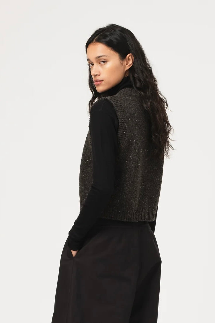Girls of Dust Welsh Vest / Asphalt