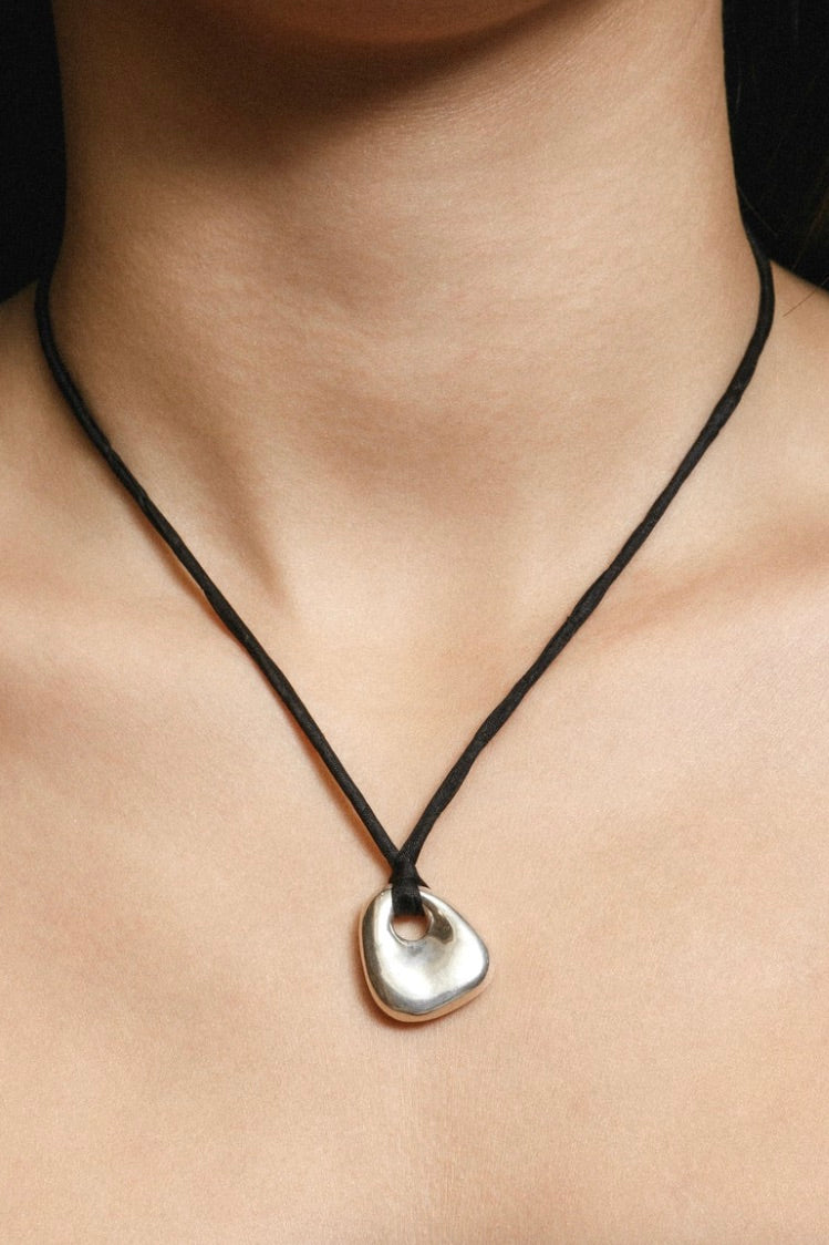 Dion Necklace / Black