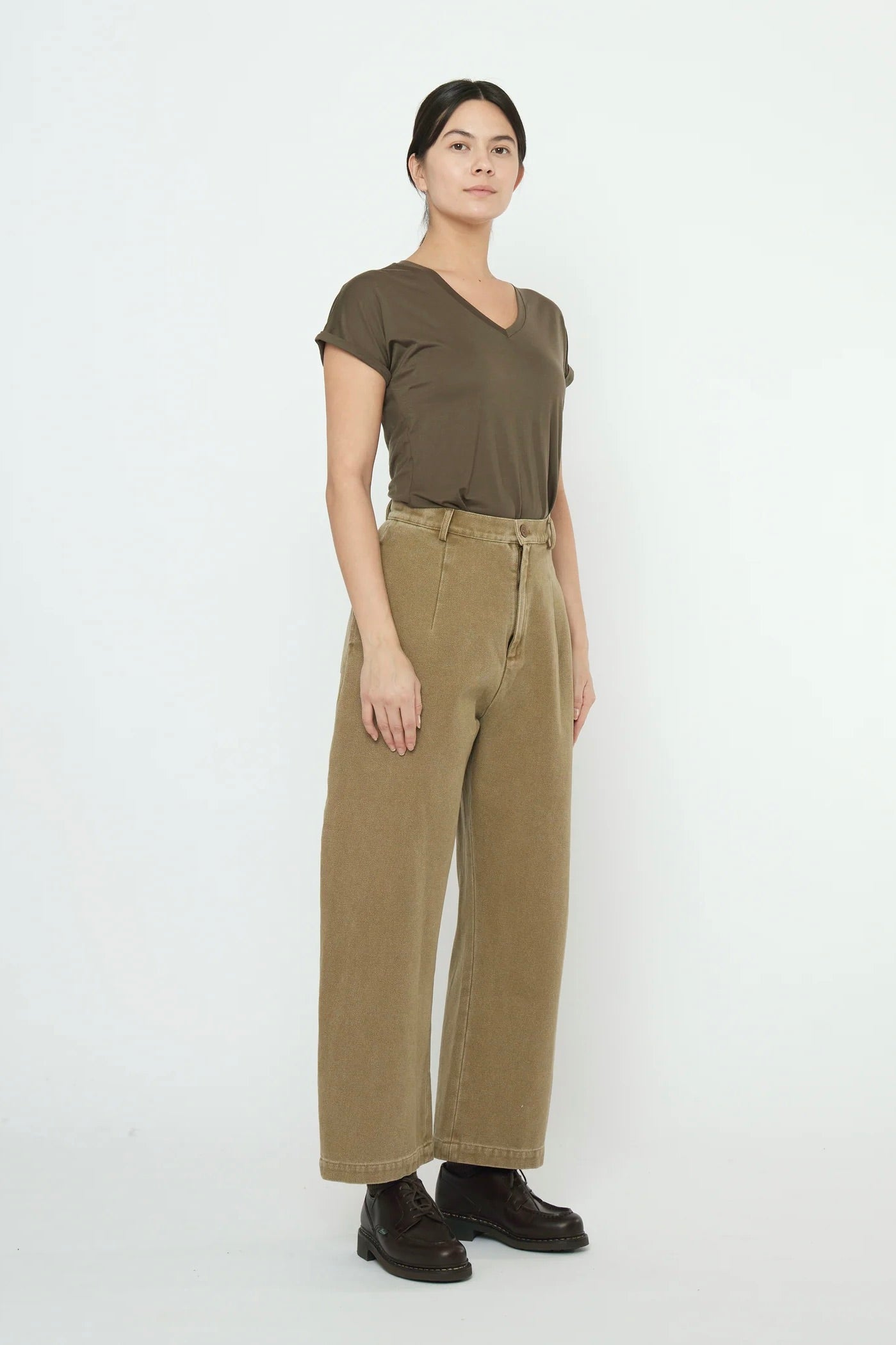 7115 by Szeki Tailored Curve Legged Trouser / Kelp
