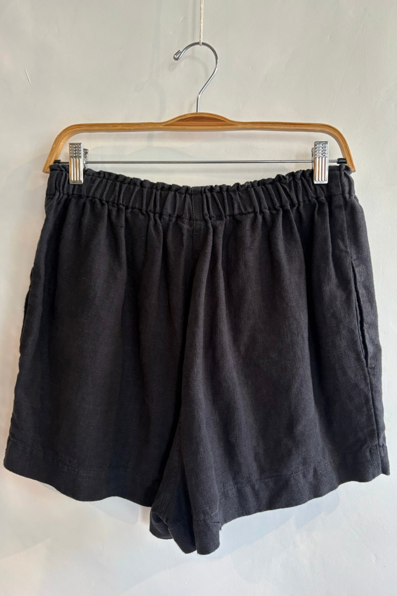 Pre-Loved / Shelter Linen Shorts / Black / Large