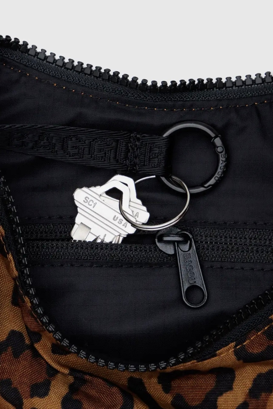 Baggu Small Nylon Crescent Bag / Leopard