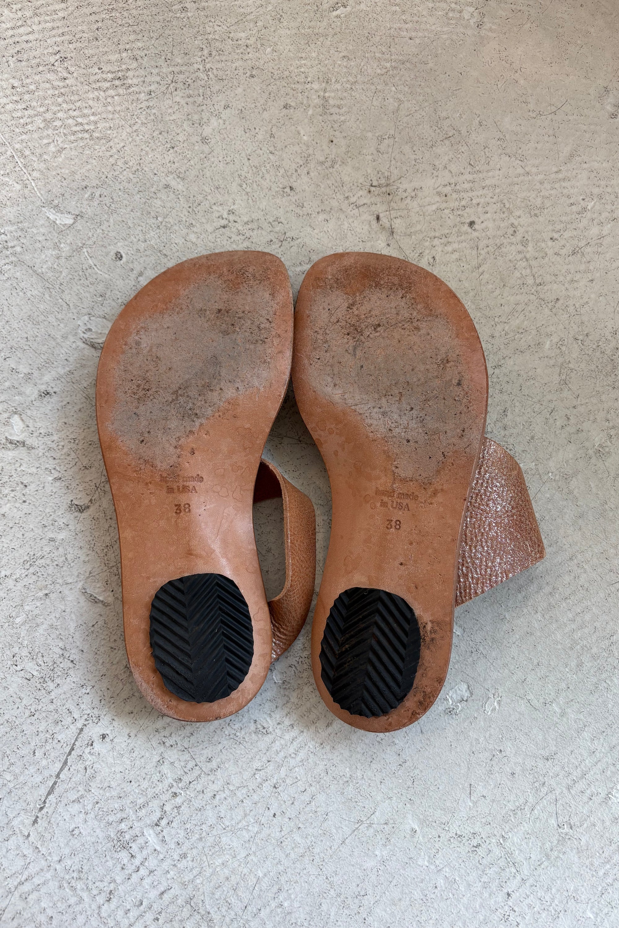 Pre-Loved / Cydwoq Tan Sparkle Slide / Size 38
