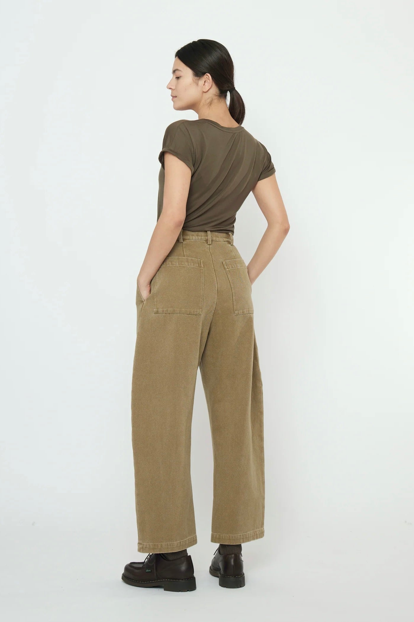 7115 by Szeki Tailored Curve Legged Trouser / Kelp