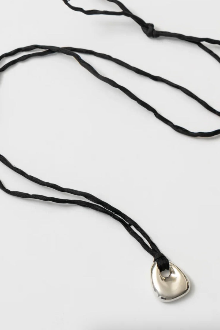 Dion Necklace / Black