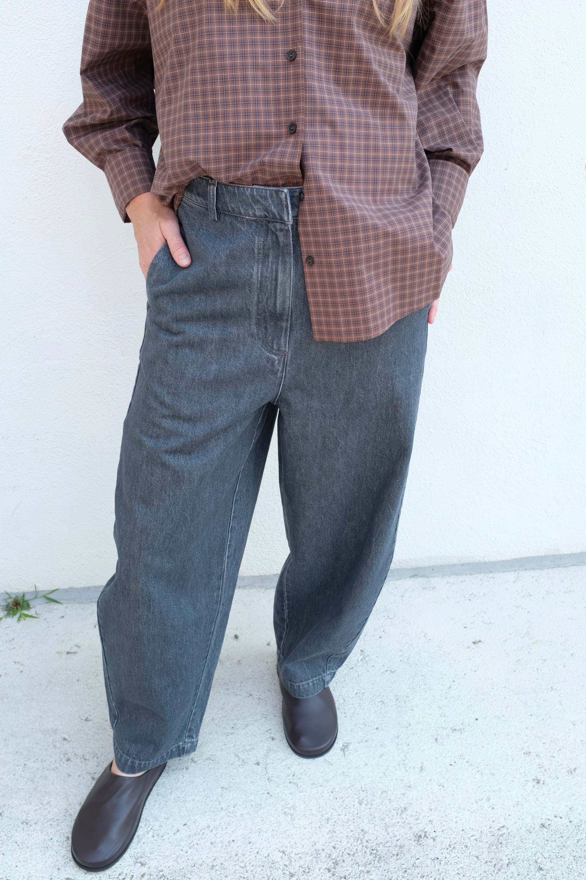 Cordera Washed Denim Curved Pants / Grey