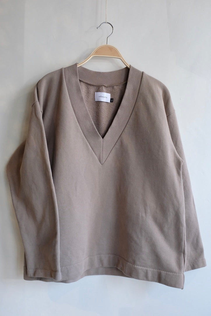 Pre-loved / Odeyalo V-Neck Sweatshirt / Size M/L