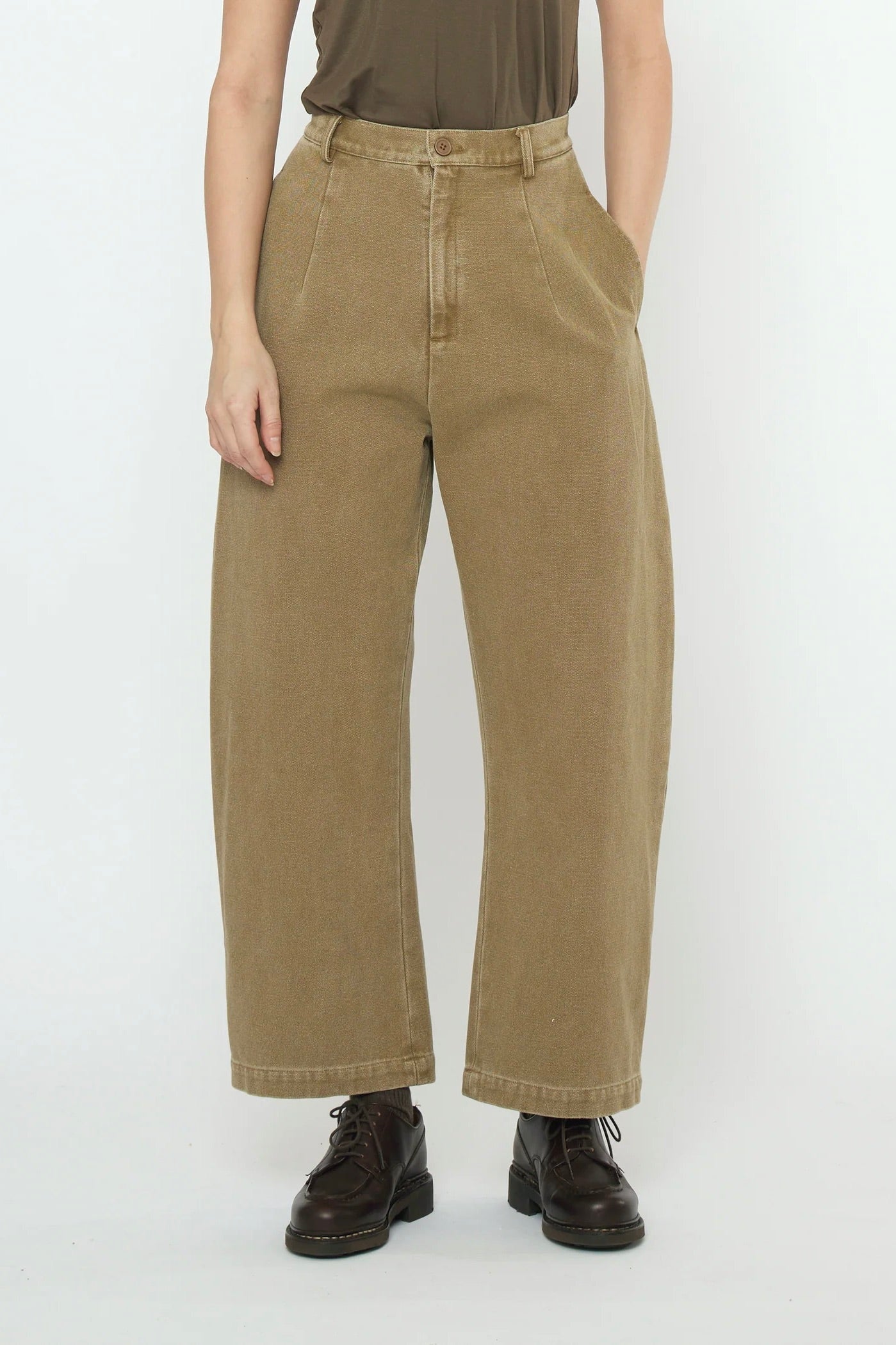 7115 by Szeki Tailored Curve Legged Trouser / Kelp