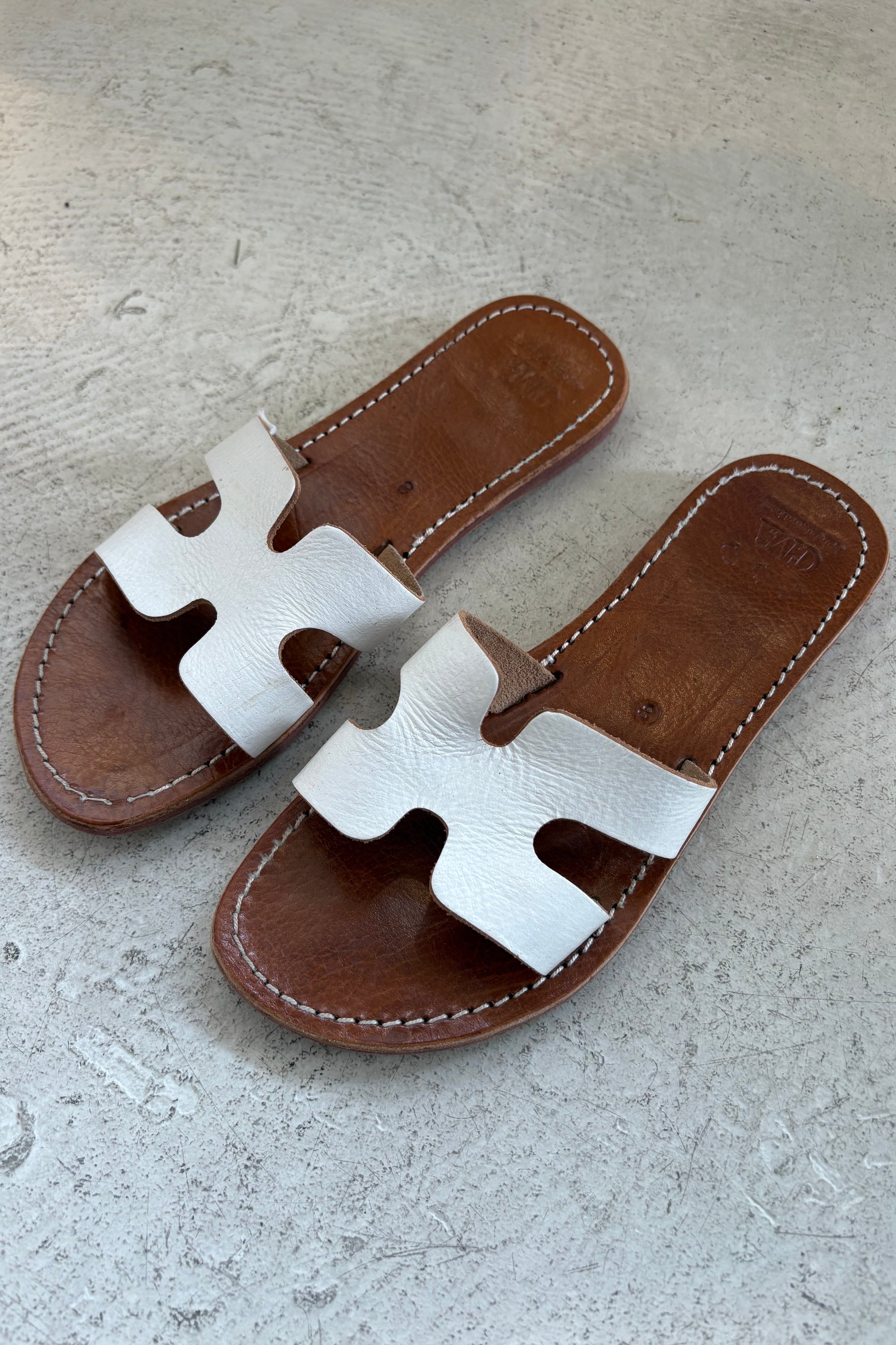 Pre-loved / White Leather Flat Sandals / Size 8