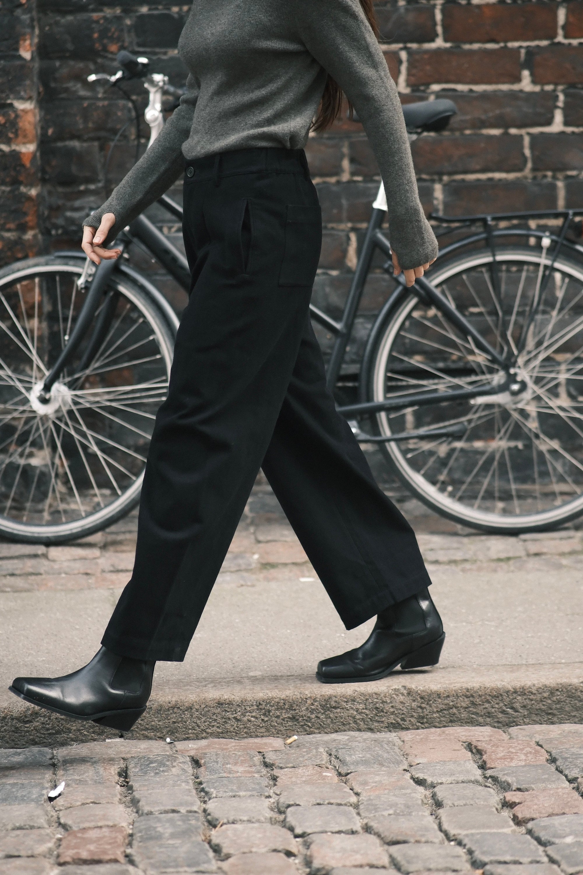 Straight Legged Trouser / Black