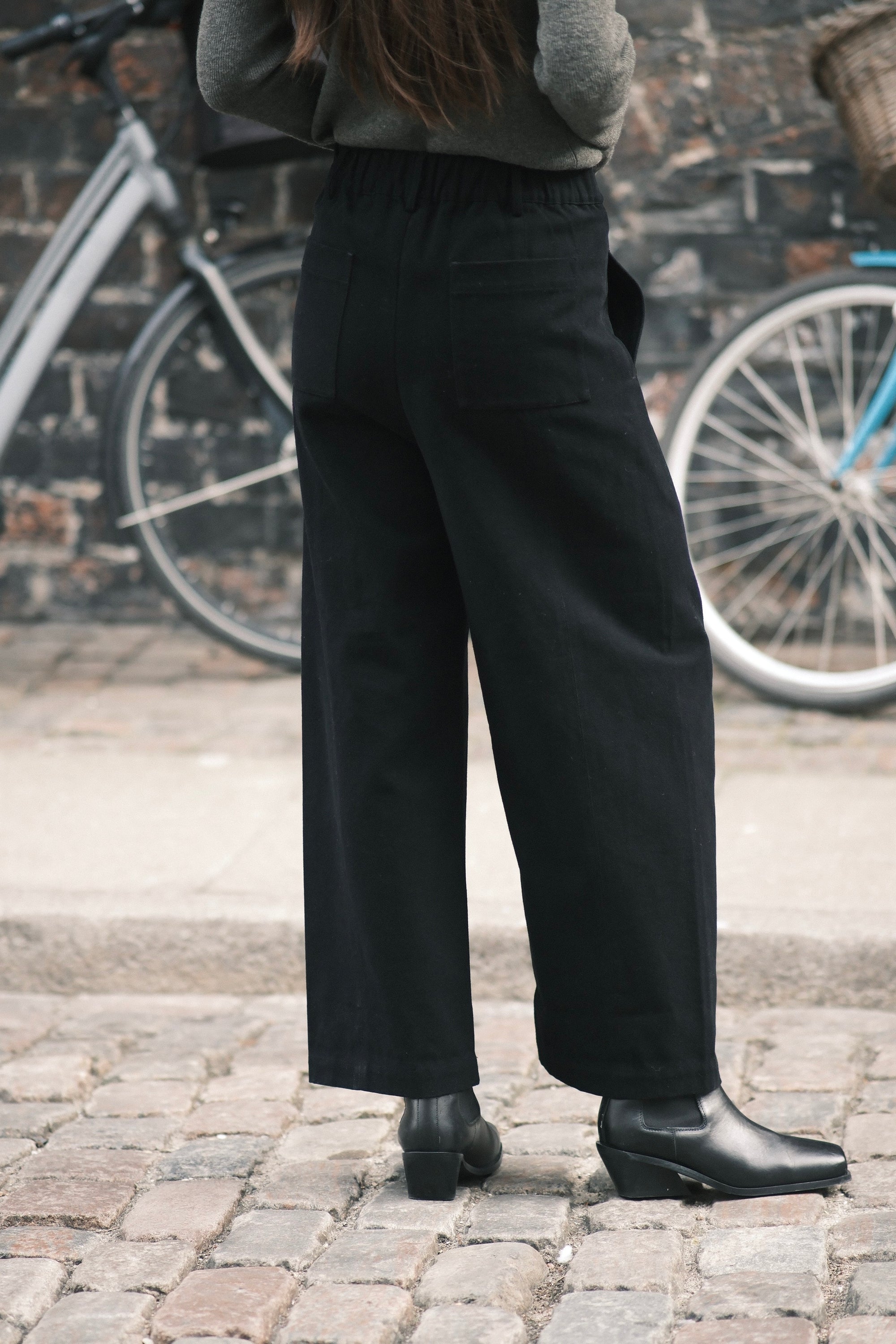 Straight Legged Trouser / Black