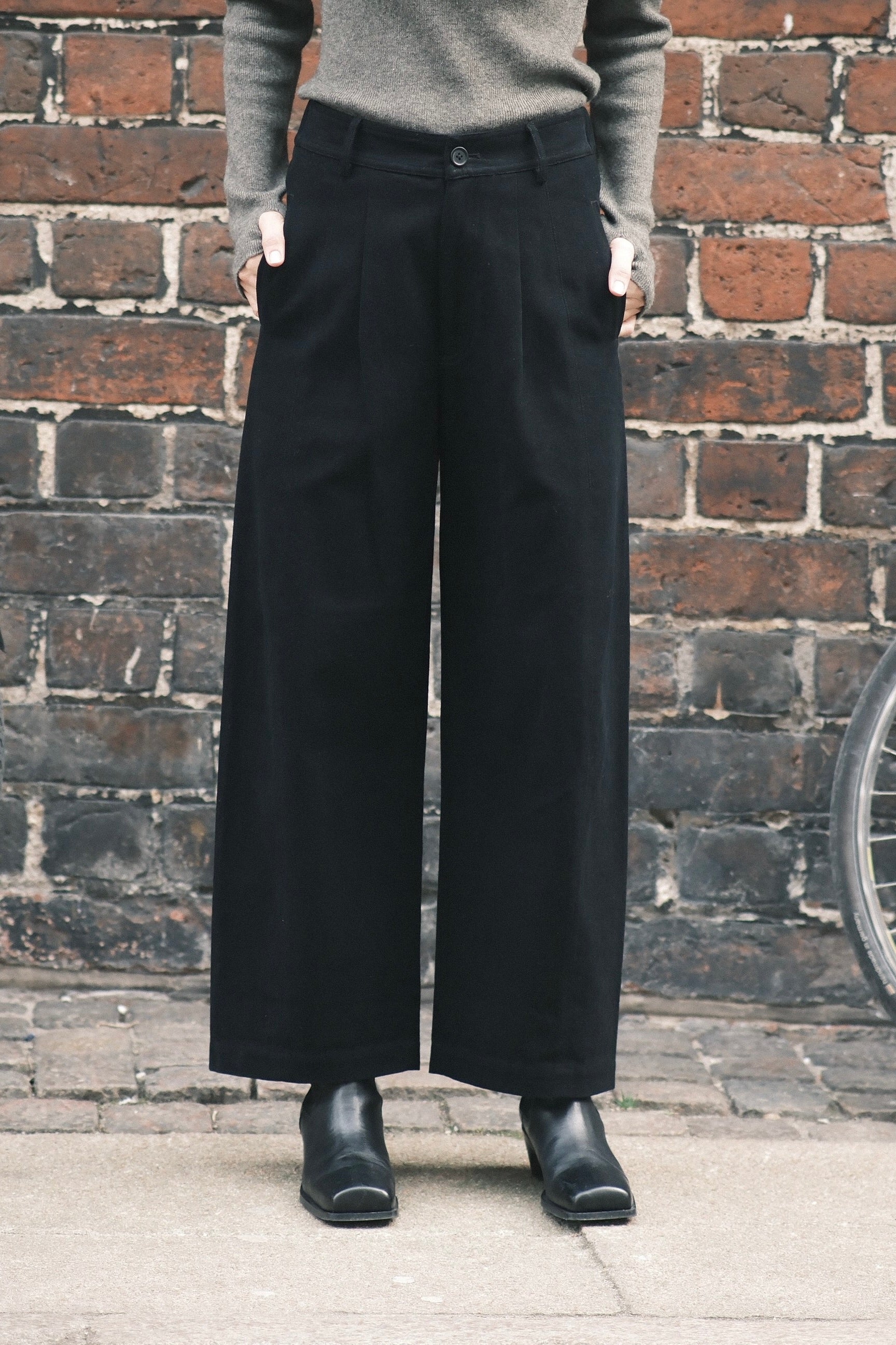 Straight Legged Trouser / Black