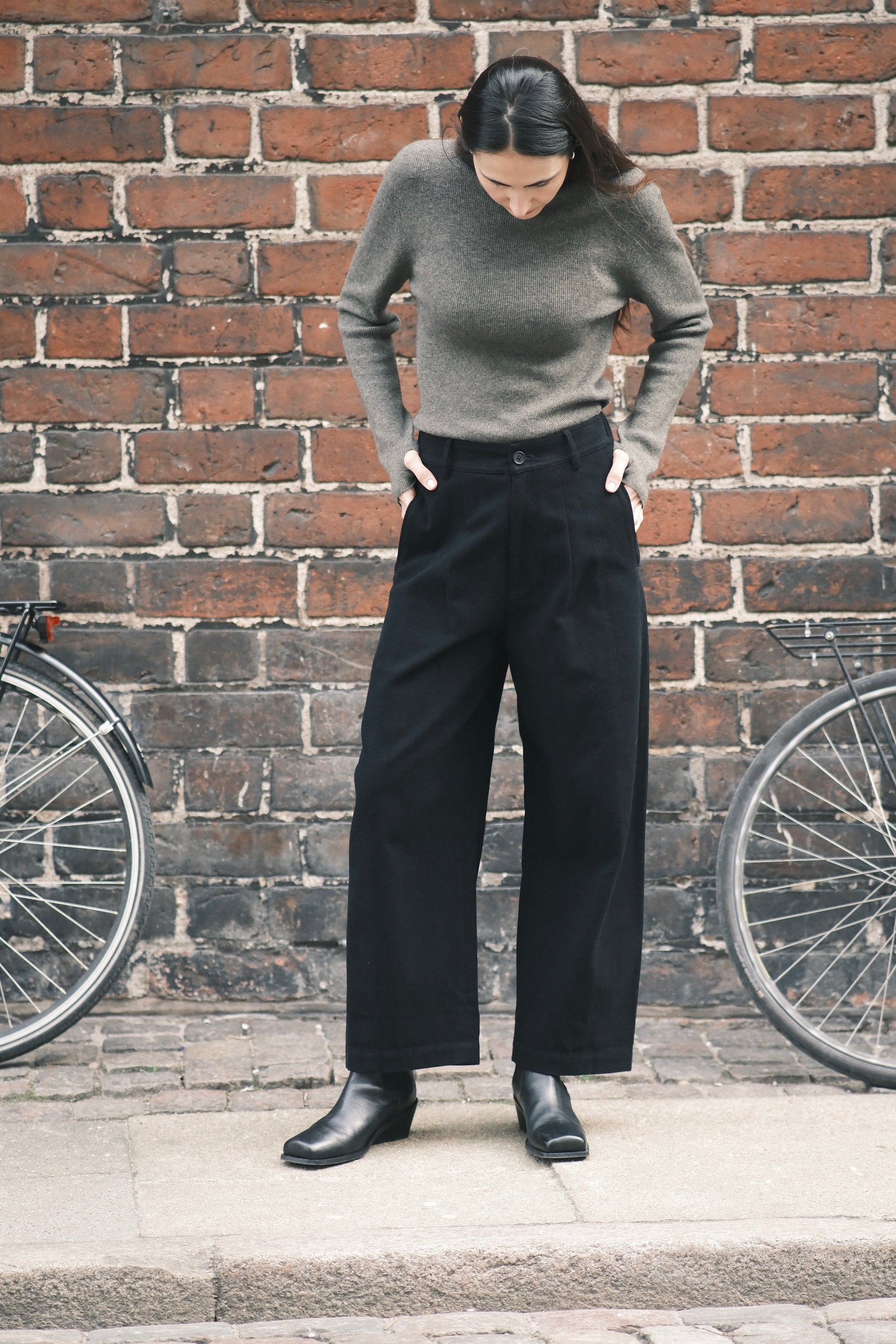 Straight Legged Trouser / Black