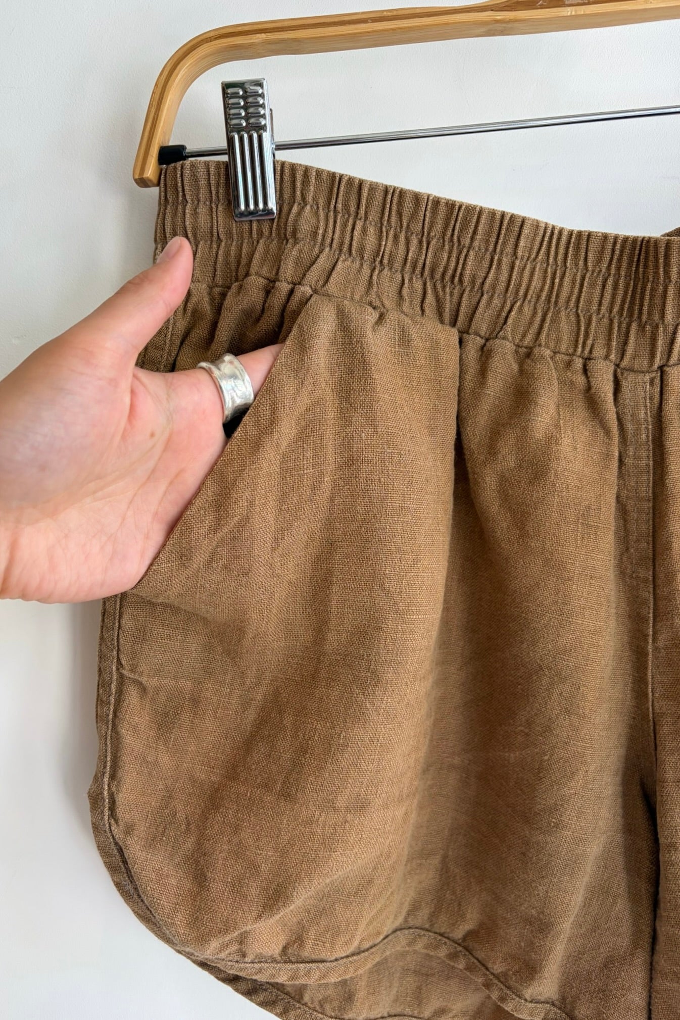 Pre-Loved / Beaton Linen Shorts / Brown / Size L