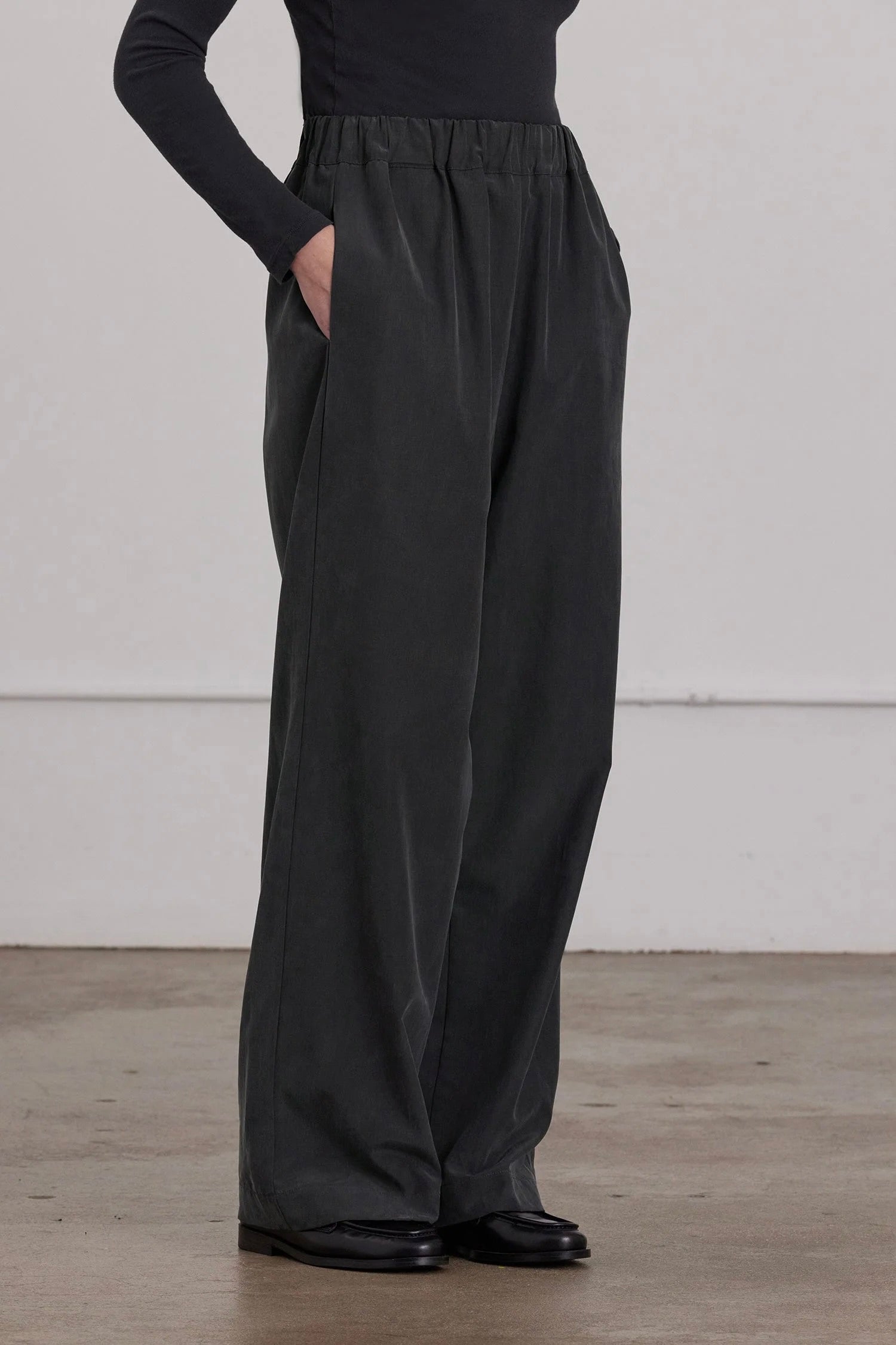 Straight Pants / Black