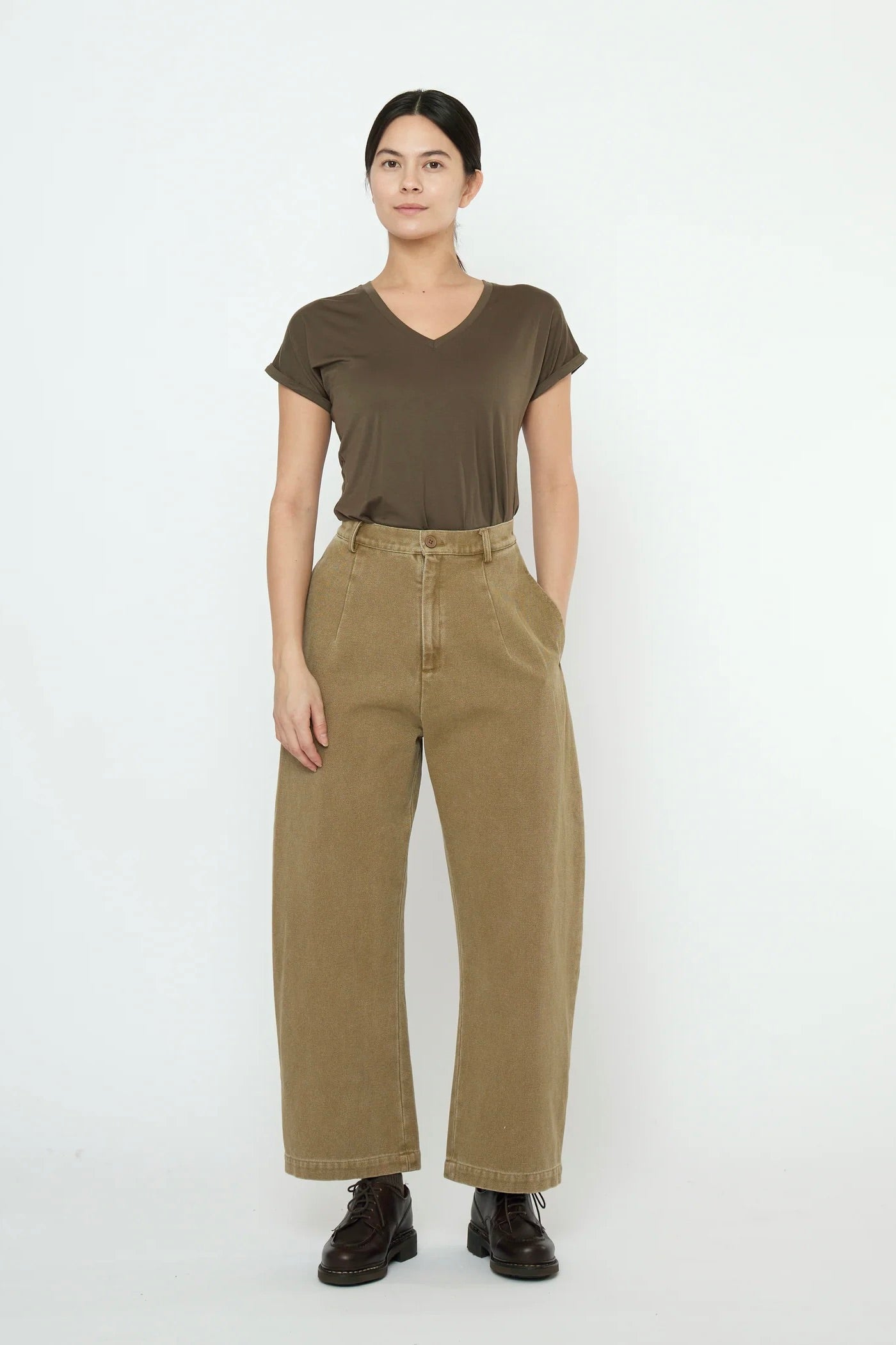 7115 by Szeki Tailored Curve Legged Trouser / Kelp