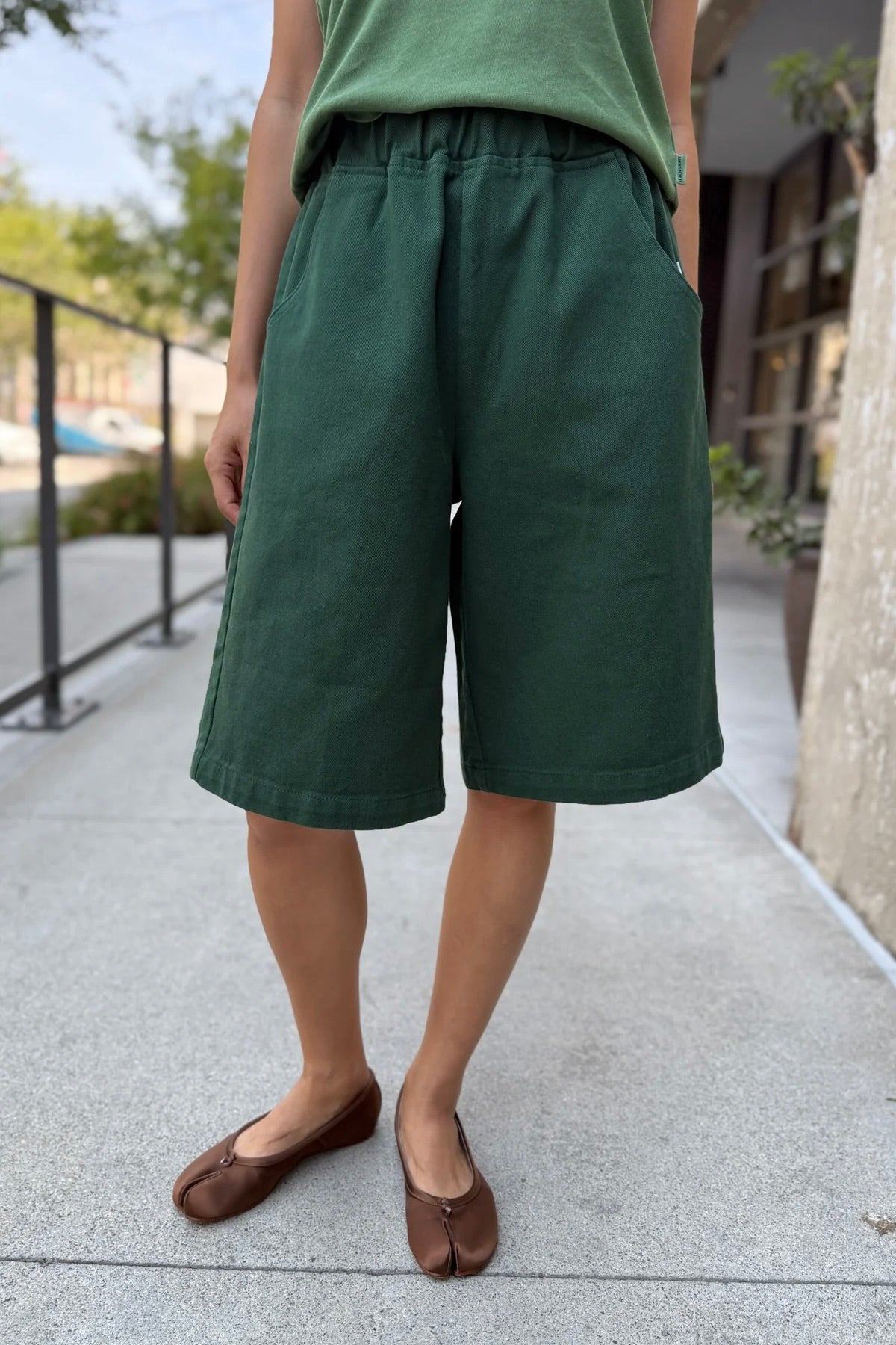 Le Bon Shoppe Liam Bermuda Shorts / Pine