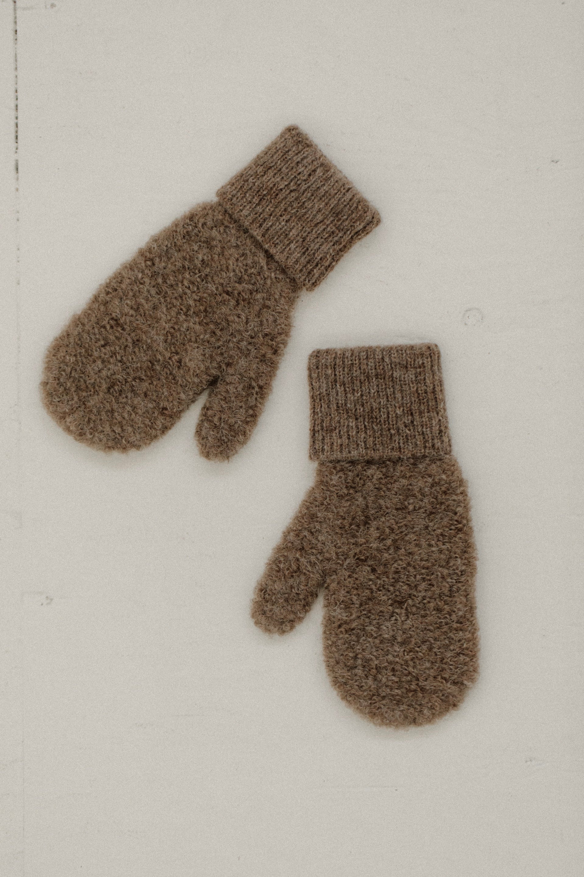 Bare Knitwear Alpaca Boucle Mittens / Taupe