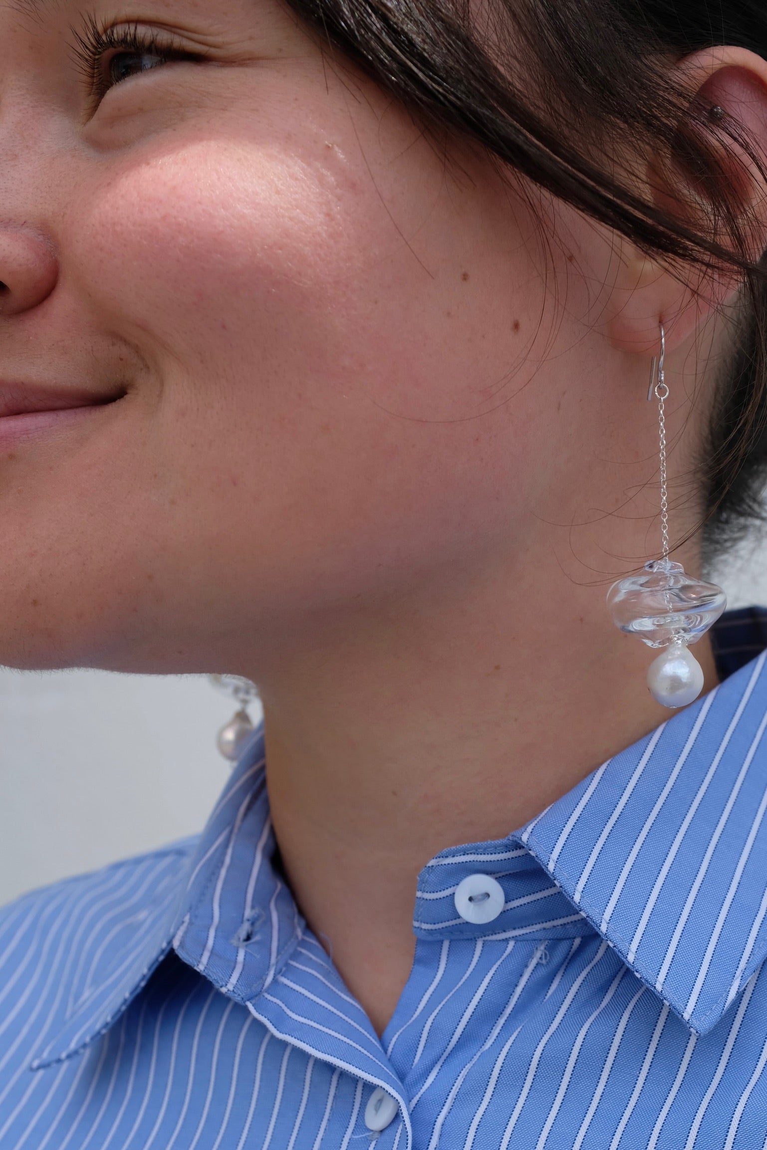 Levens Chained Pearl Earrings / Clear