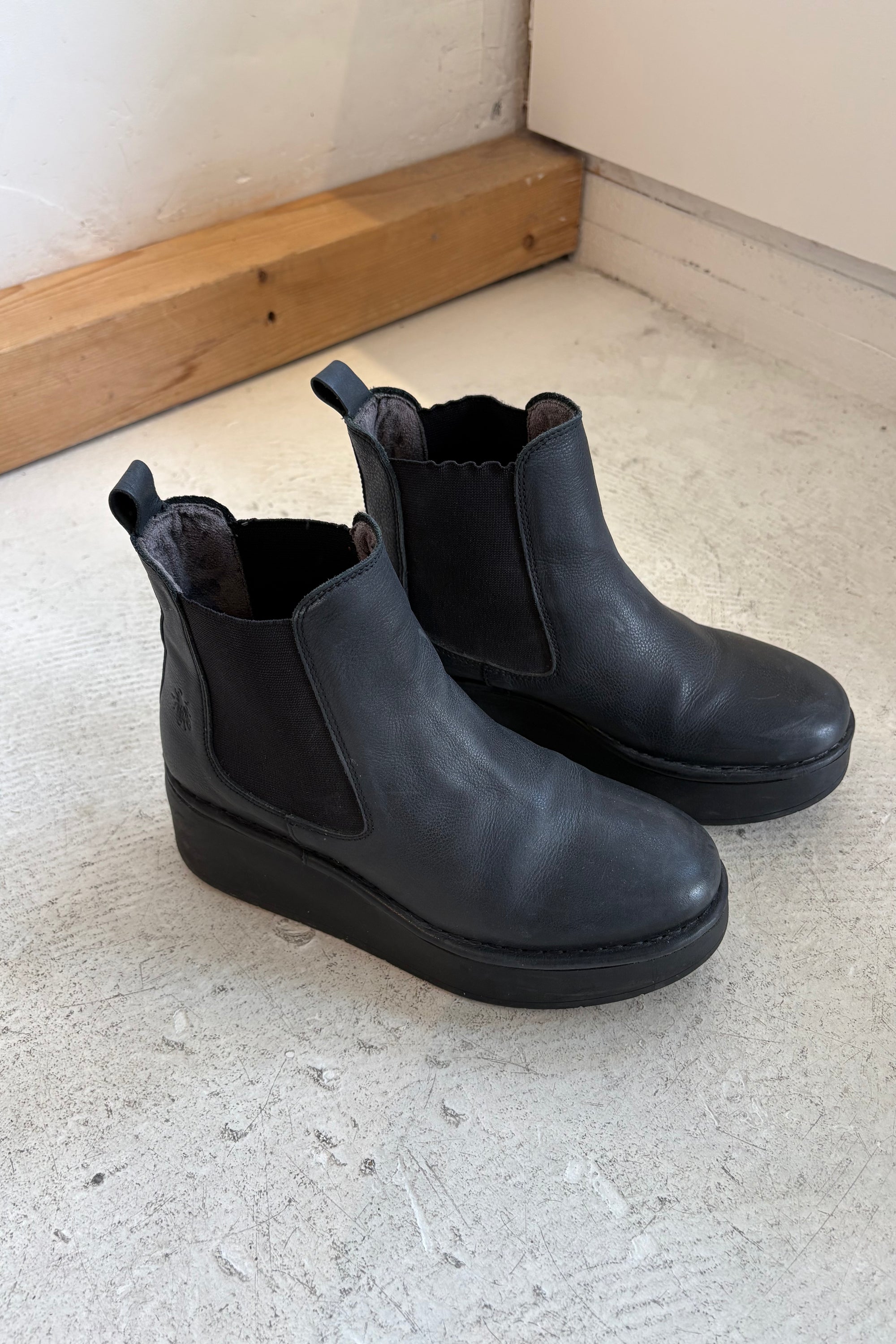 Pre-loved / London Fly Chelsea Boot / Black / Size 39