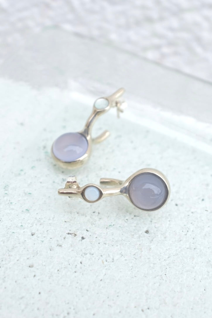 Quarry Kentra Earring / Mother of Pearl with Chalcedony