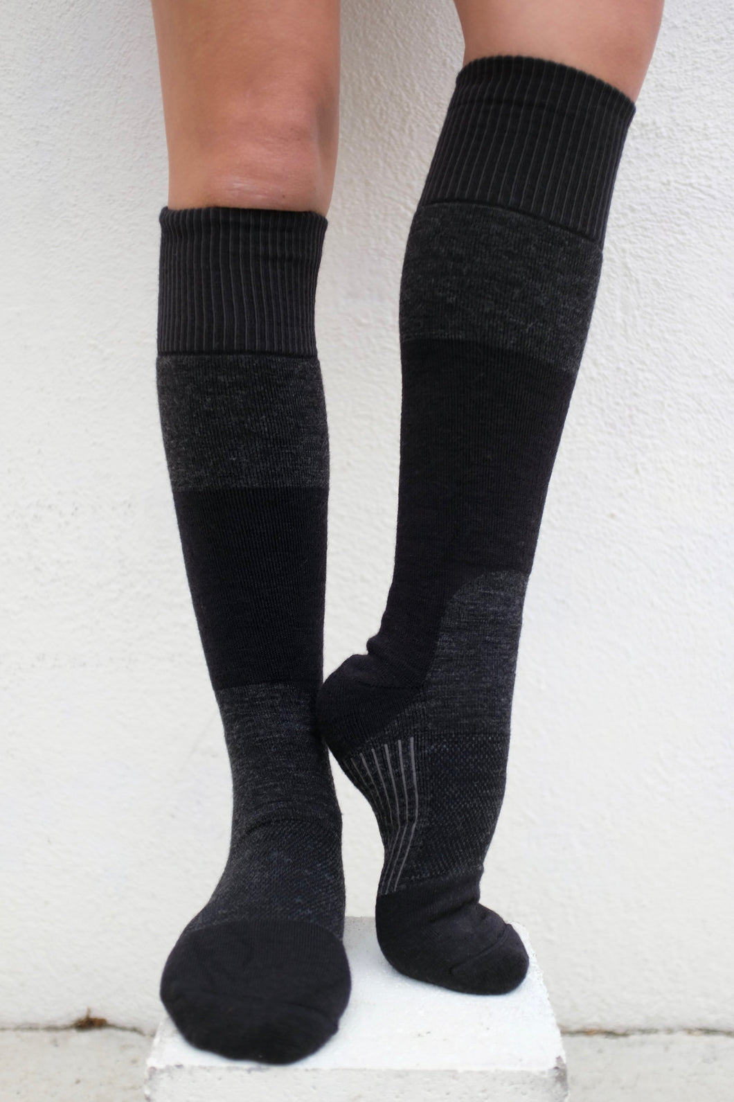 Skilled Knee High Liner Socks / Dark Grey/Black